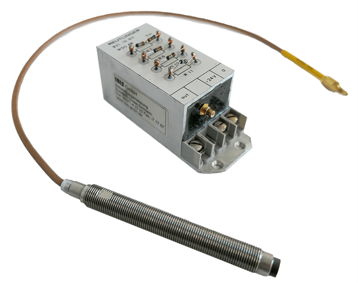 Ibis vibration displacement sensor and unit for vibration displacement measurements